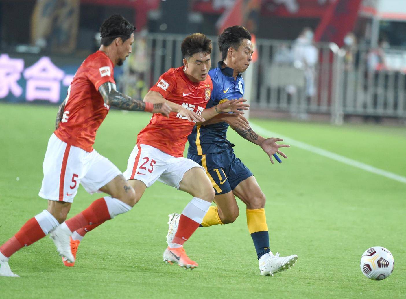 在广州队赛场上演中超，爆冷，引发弹幕炸裂