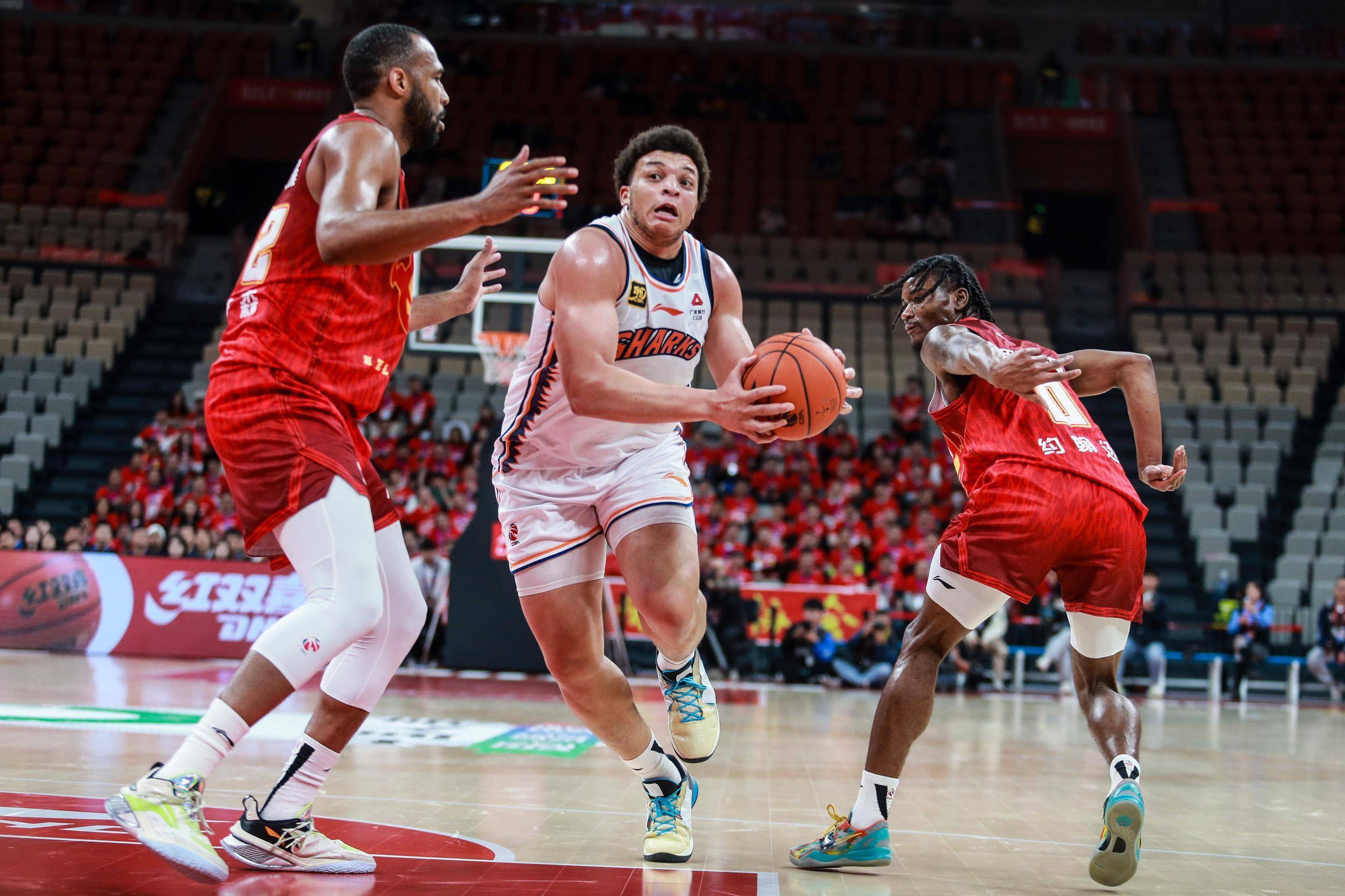 凭借一波上海队,CBA季后赛成功失误,现场全场沸腾的简单介绍 凭借一波上海队,CBA季后赛成功失误,现场全场沸腾的简单介绍