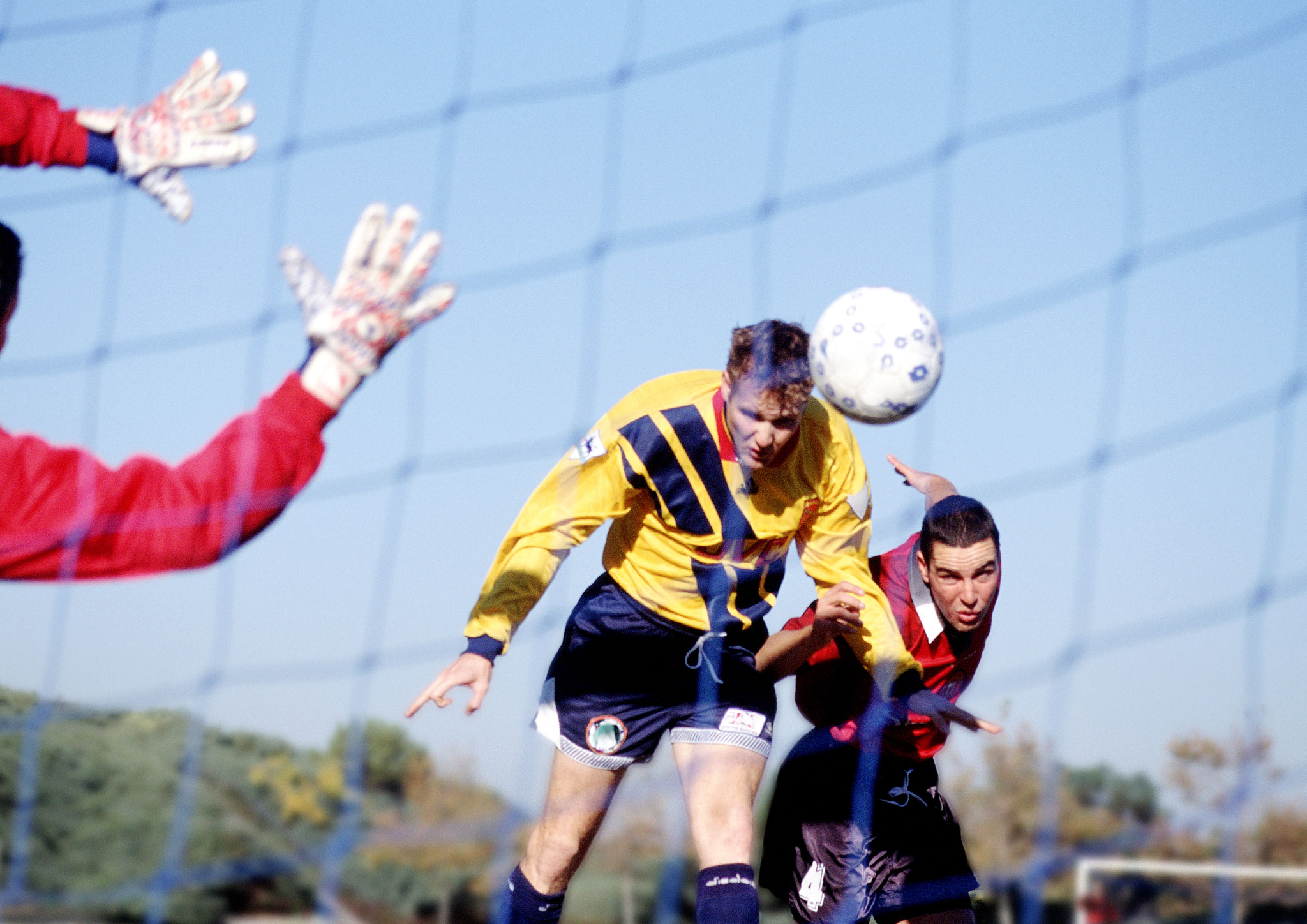 足球赛场上队员们不畏强敌,斗志昂扬 足球赛场上队员们不畏强敌,斗志昂扬