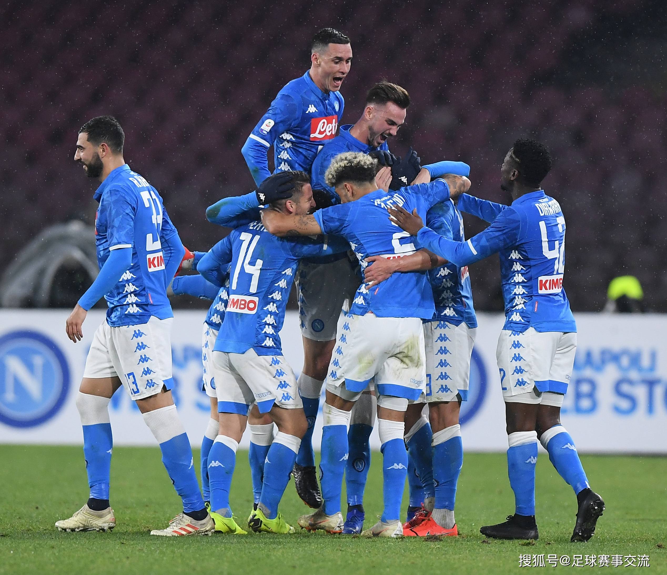 国际足球联赛中球队之间的对抗异常激烈 国际足球联赛中球队之间的对抗异常激烈