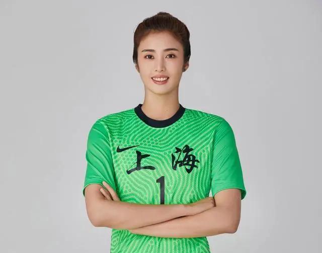 国际足坛女运动员展现实力与技巧 国际足坛女运动员展现实力与技巧