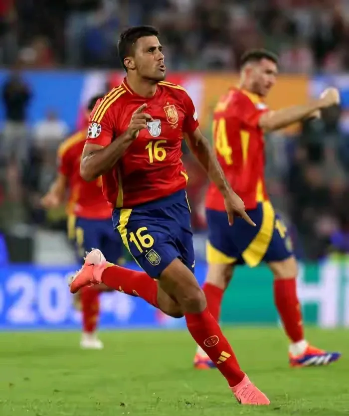 西班牙队逆袭成功,晋级欧洲杯资格领跑 西班牙队逆袭成功,晋级欧洲杯资格领跑