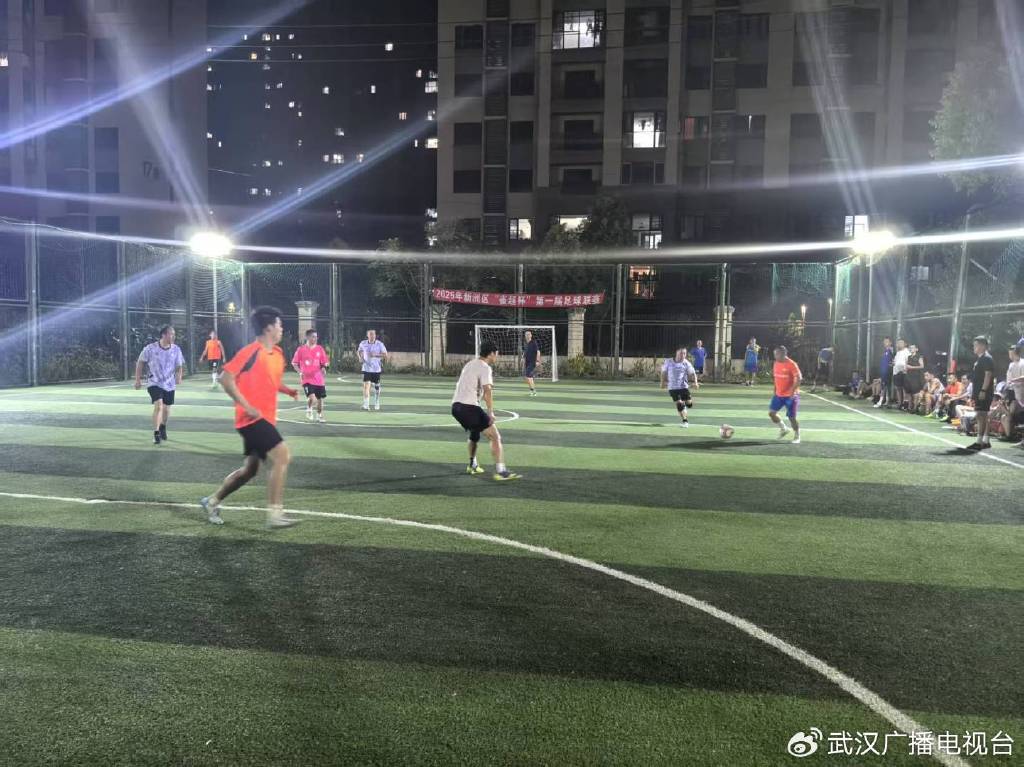 米兰体育投注-足球场上热血澎湃,球员拼搏不止