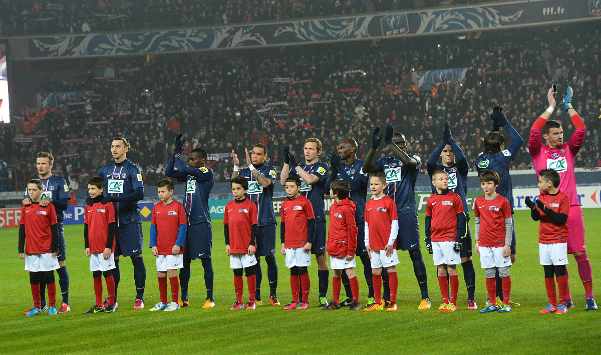 足球场上热血澎湃,球员拼搏不止 足球场上热血澎湃,球员拼搏不止