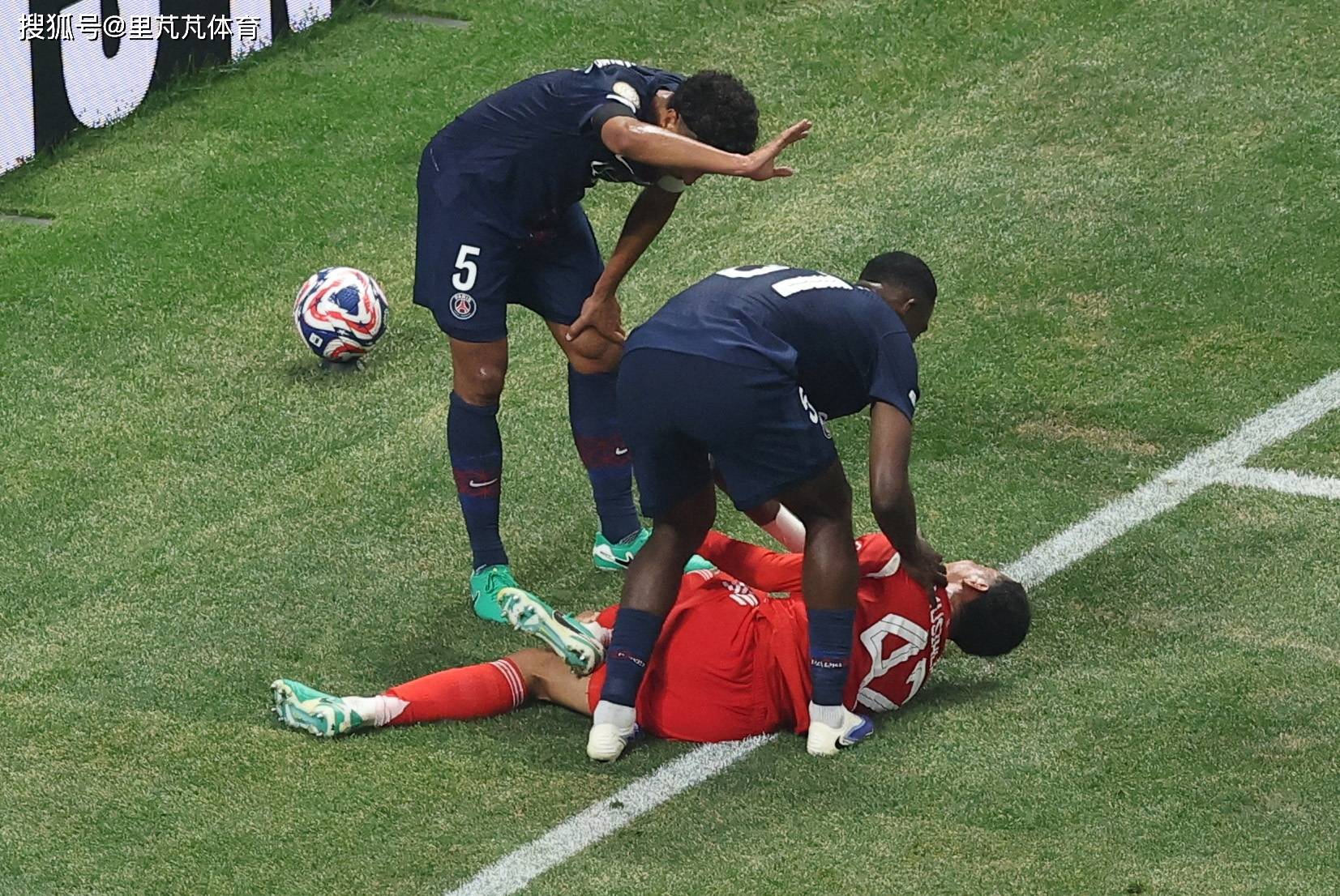 包含里昂后卫受伤缺阵,球队或遭遇守备困境的词条 包含里昂后卫受伤缺阵,球队或遭遇守备困境的词条