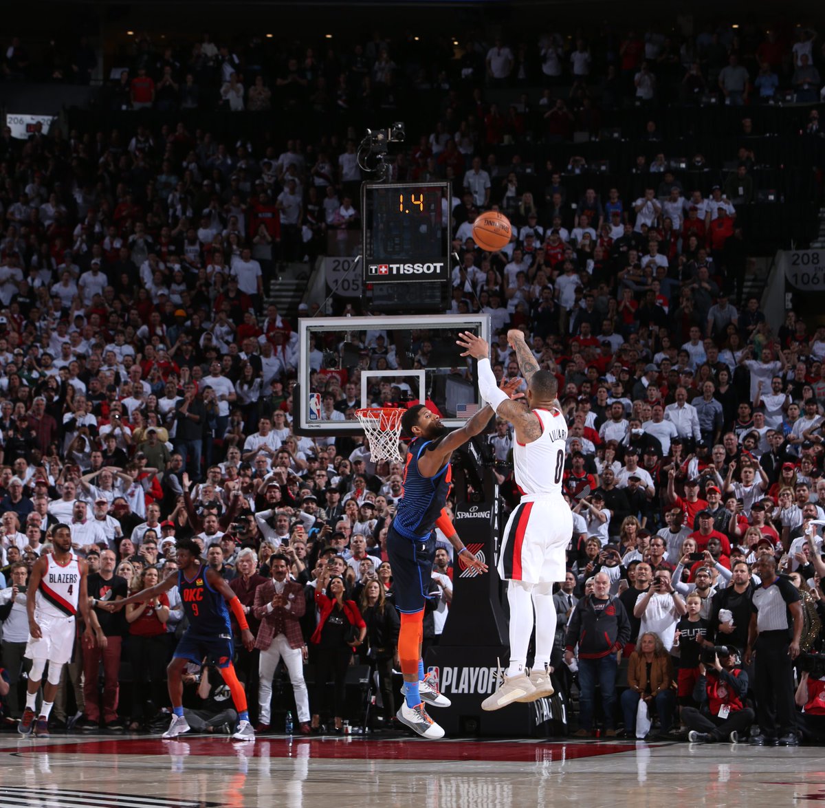 米兰体育教练-开拓者险胜骑士,利拉德绝杀制胜的简单介绍