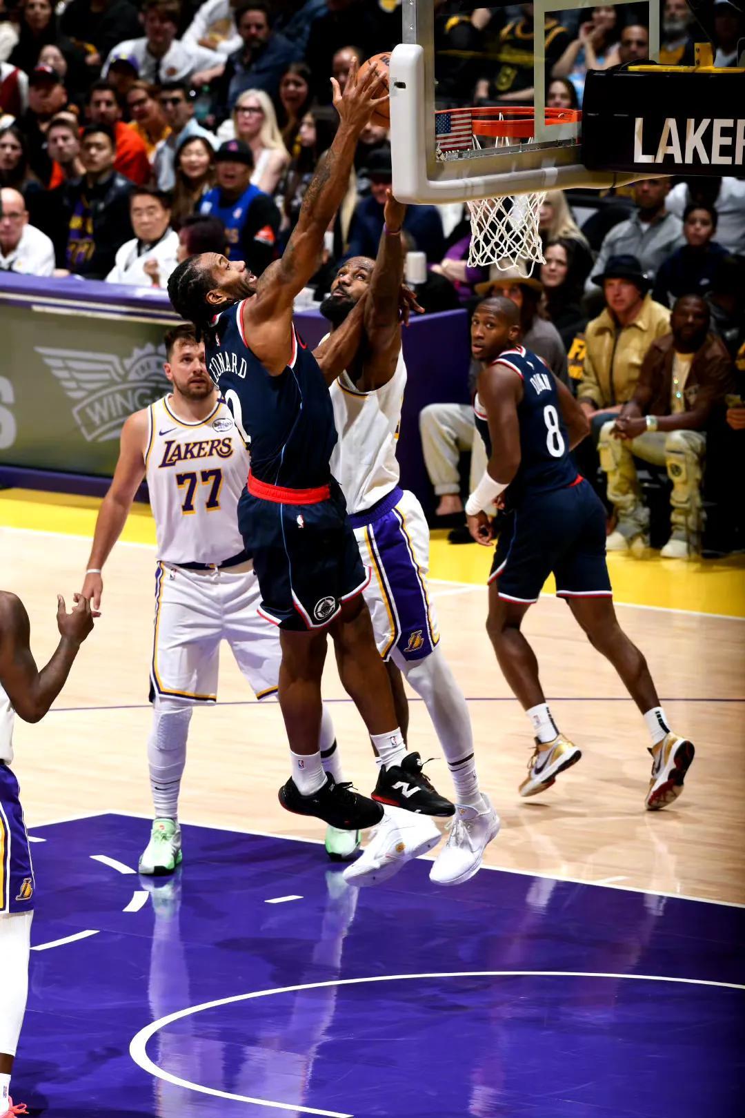 命中绝杀！詹姆斯带领湖人击败快船的简单介绍