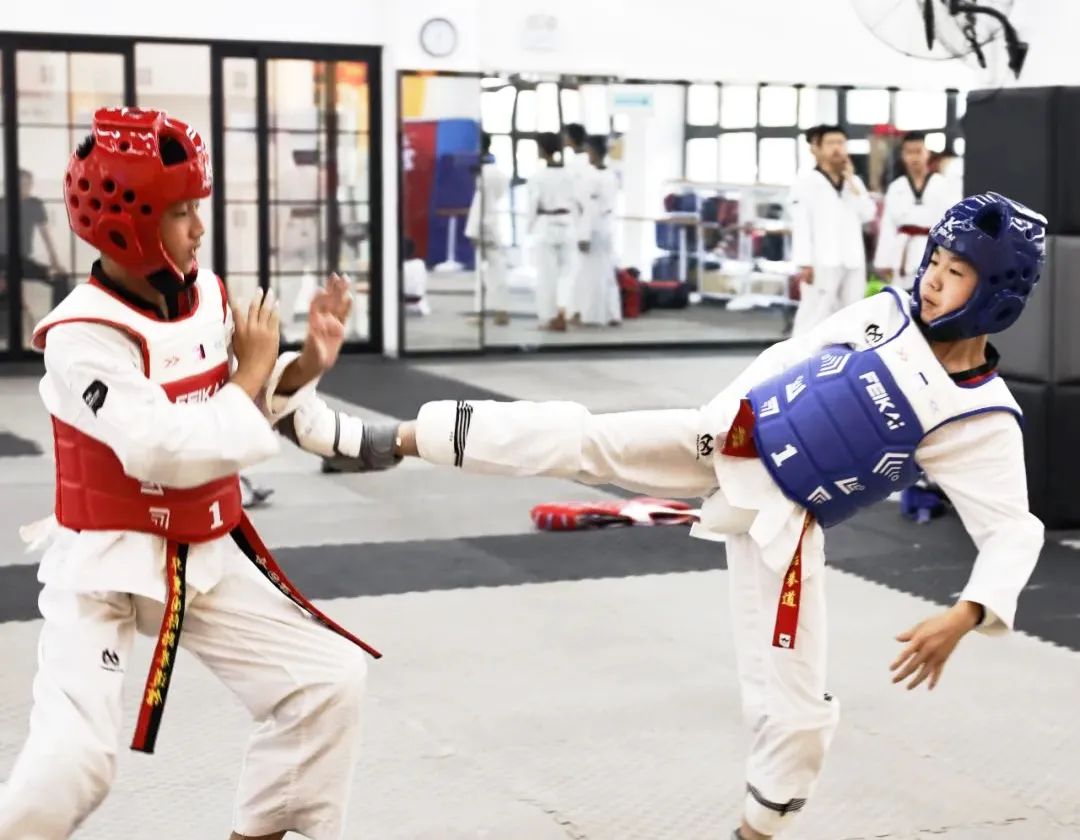 跆拳道搏击激烈，中国跆拳道队克服困难