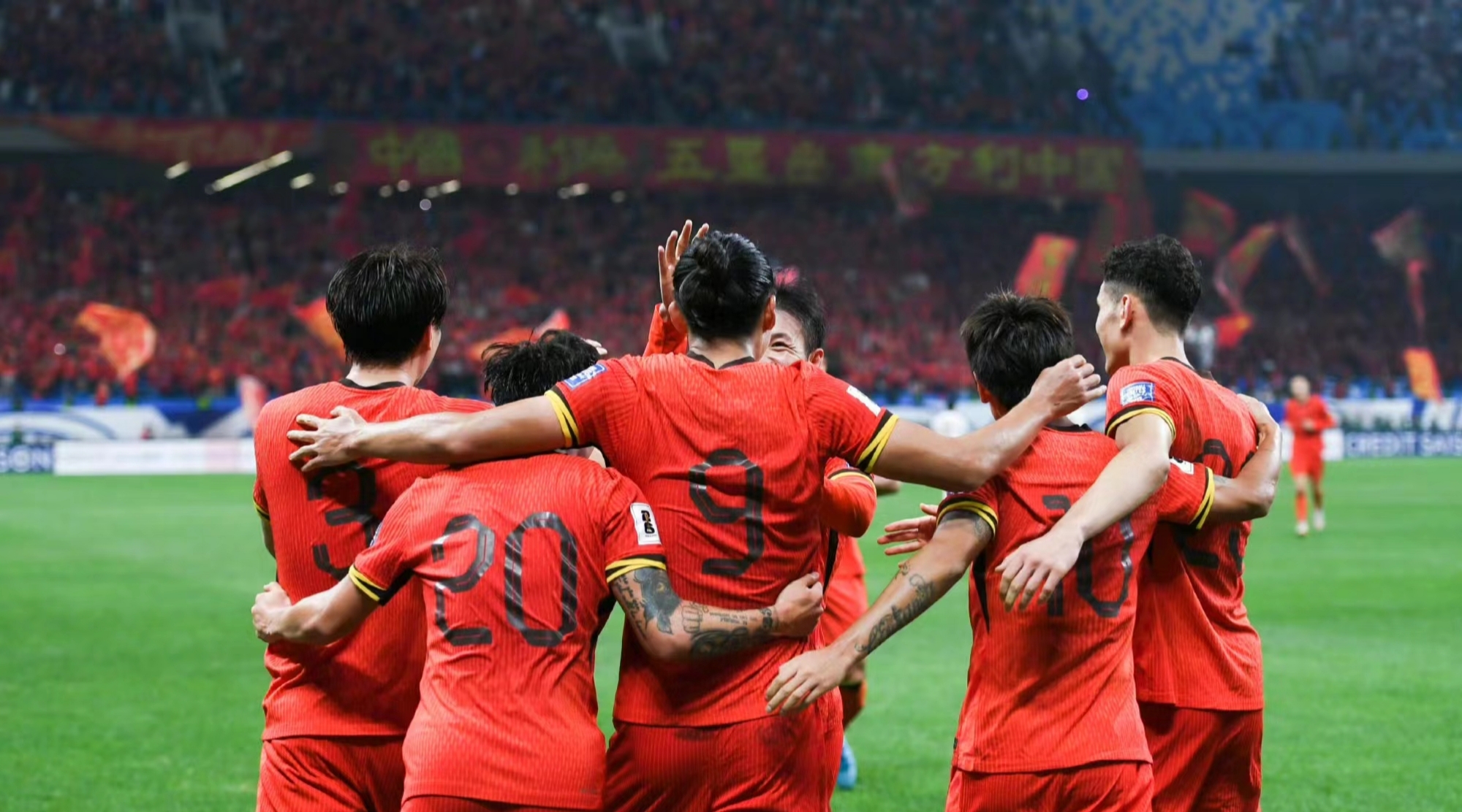 米兰体育官网app-足球比赛掀起观战热潮，球员斗志昂扬欢歌