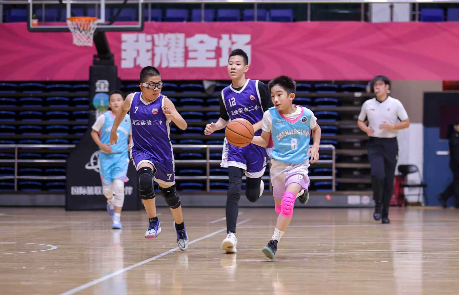 米兰体育平台-比赛中队员表现亮眼，得到教练肯定